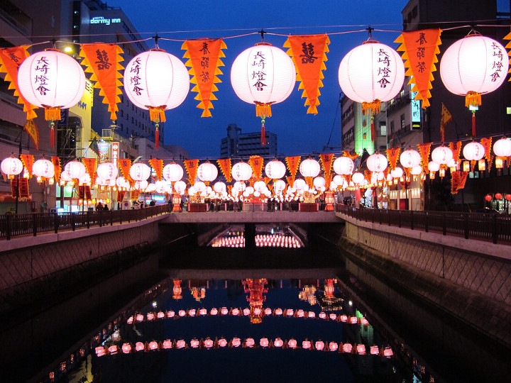 銅座川上裝飾著粉色燈籠，增添浪漫氣氛。    圖片提供：長崎縣觀光連盟