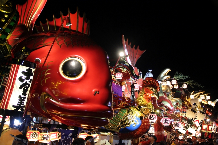 ▲往年活動第一天都會舉行夜間市內巡禮，在燈光照耀下，山車更顯華麗絢爛。　圖：元氣佐賀／提供