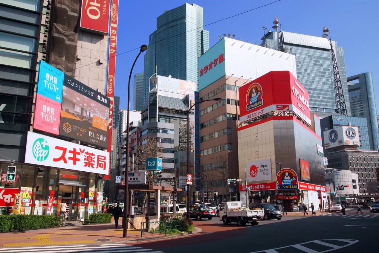 ▲新橋站周邊繁華熱鬧街景。