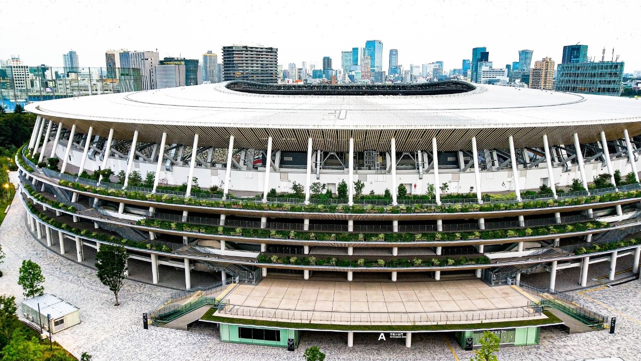 ▲2019年完工的新國立競技場，為2020東京奧運主會場，由名建築師隈研吾操刀，該場館採用許多木製建材充滿綠意，是一座十分療癒溫和的競技場。