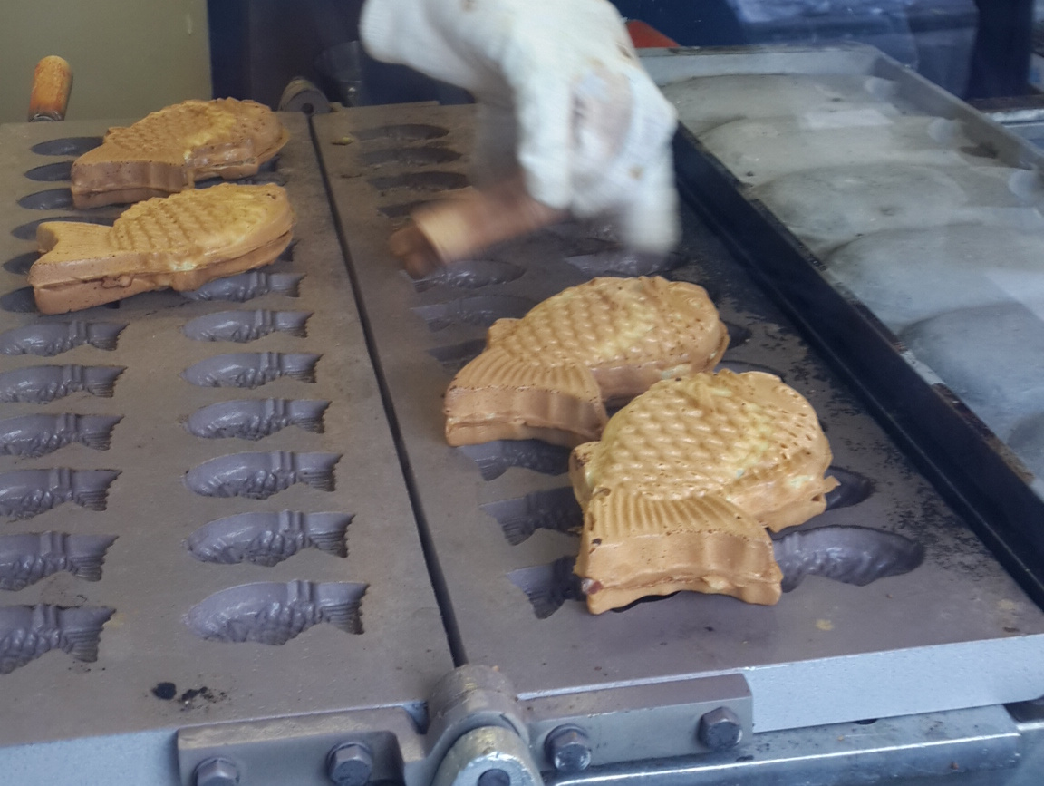 新式的鯛魚燒模具,一次可以烤許多隻
