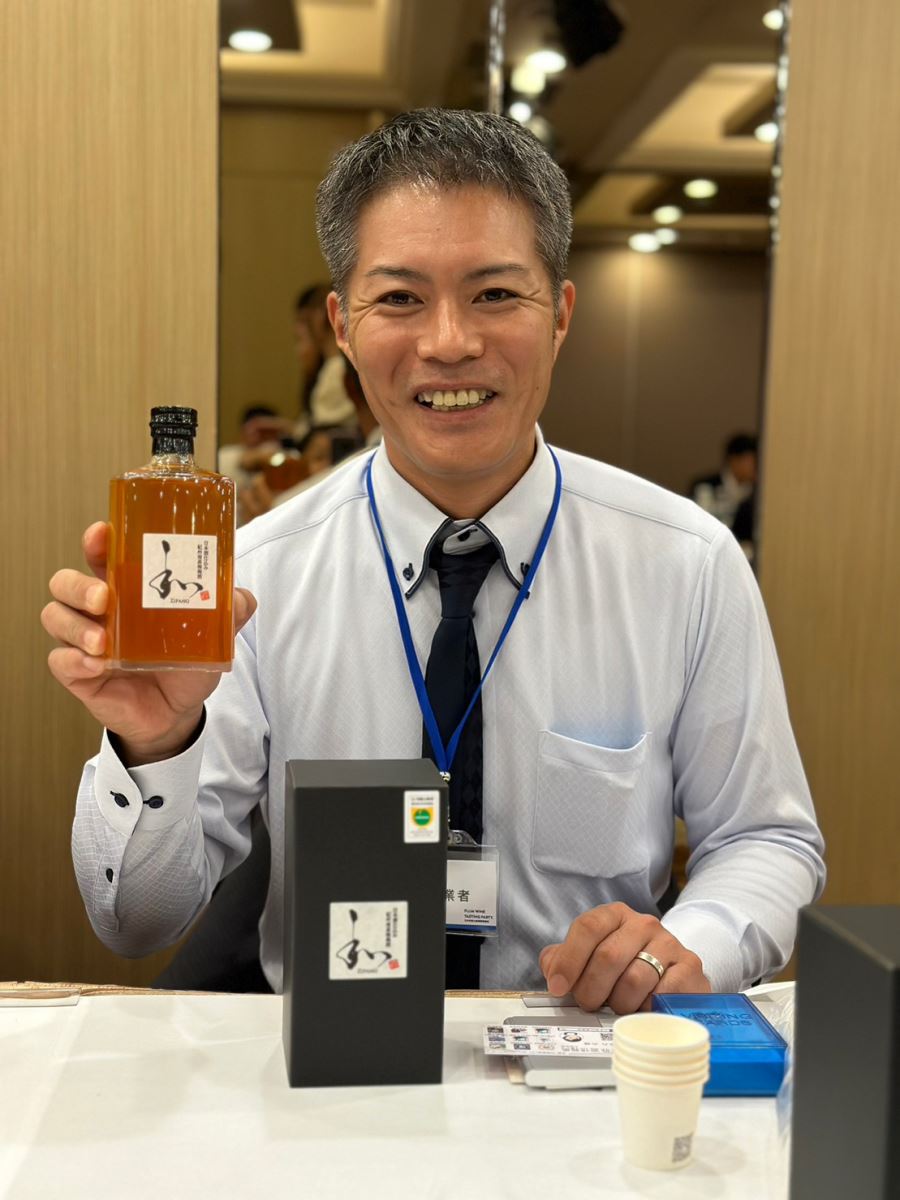 ▲橫山食品株式會社代表取締役 橫山譽士推薦「日本酒浸釀梅酒ZIPANG」。圖：蔡雅雯╱攝影