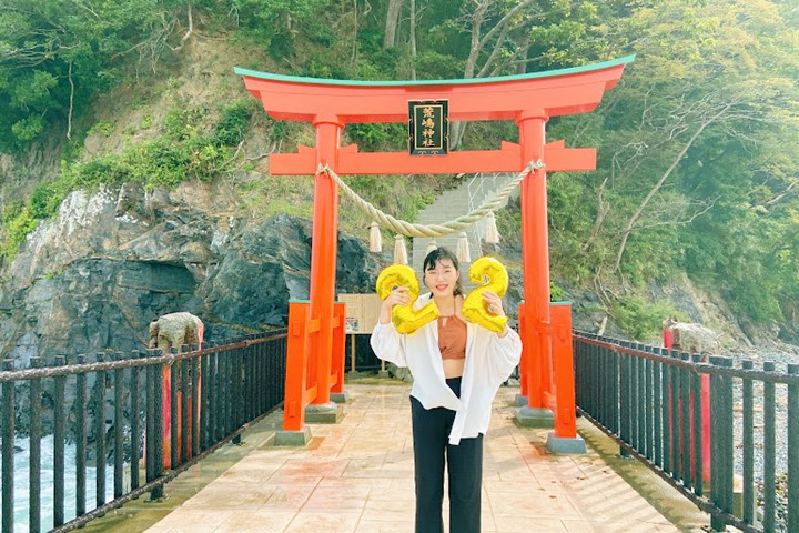 ▲橋上的荒嶋神社鳥居是南三陸町熱門打卡景點之一。　圖：曾照晴／攝影