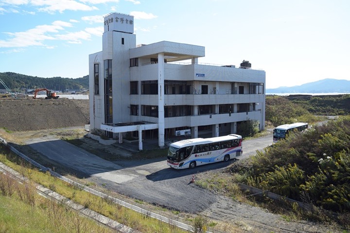 ▲南三陸町婚宴婚宴場「高野會館」，仔細看可以看見樓頂處標示著「海嘯高度」。　圖：曾照晴／攝影