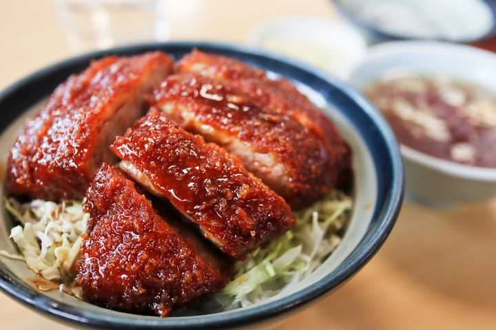 ▲「醬汁炸豬排丼」外酥內嫩。 圖:Shutterstock/來源