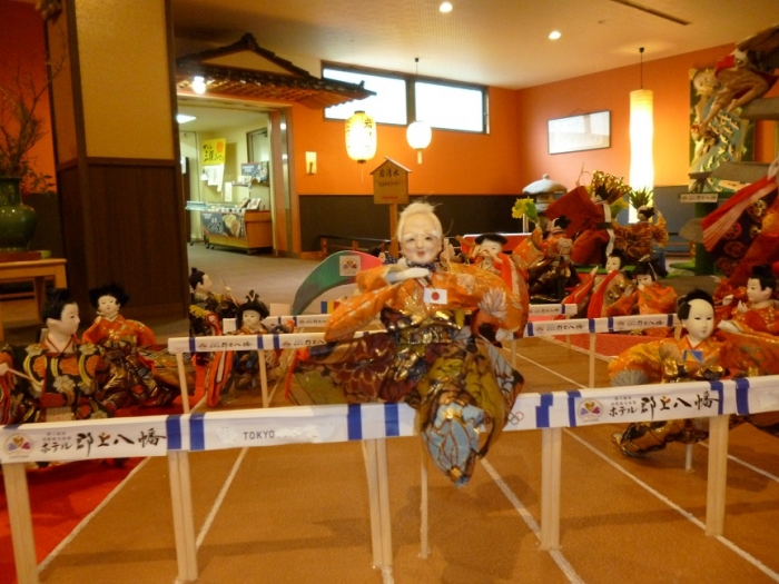 ▲參加奧運跨欄比賽的雛人偶們,跑第一的人偶十分老當益壯。 圖:郡上八幡飯店/提供
