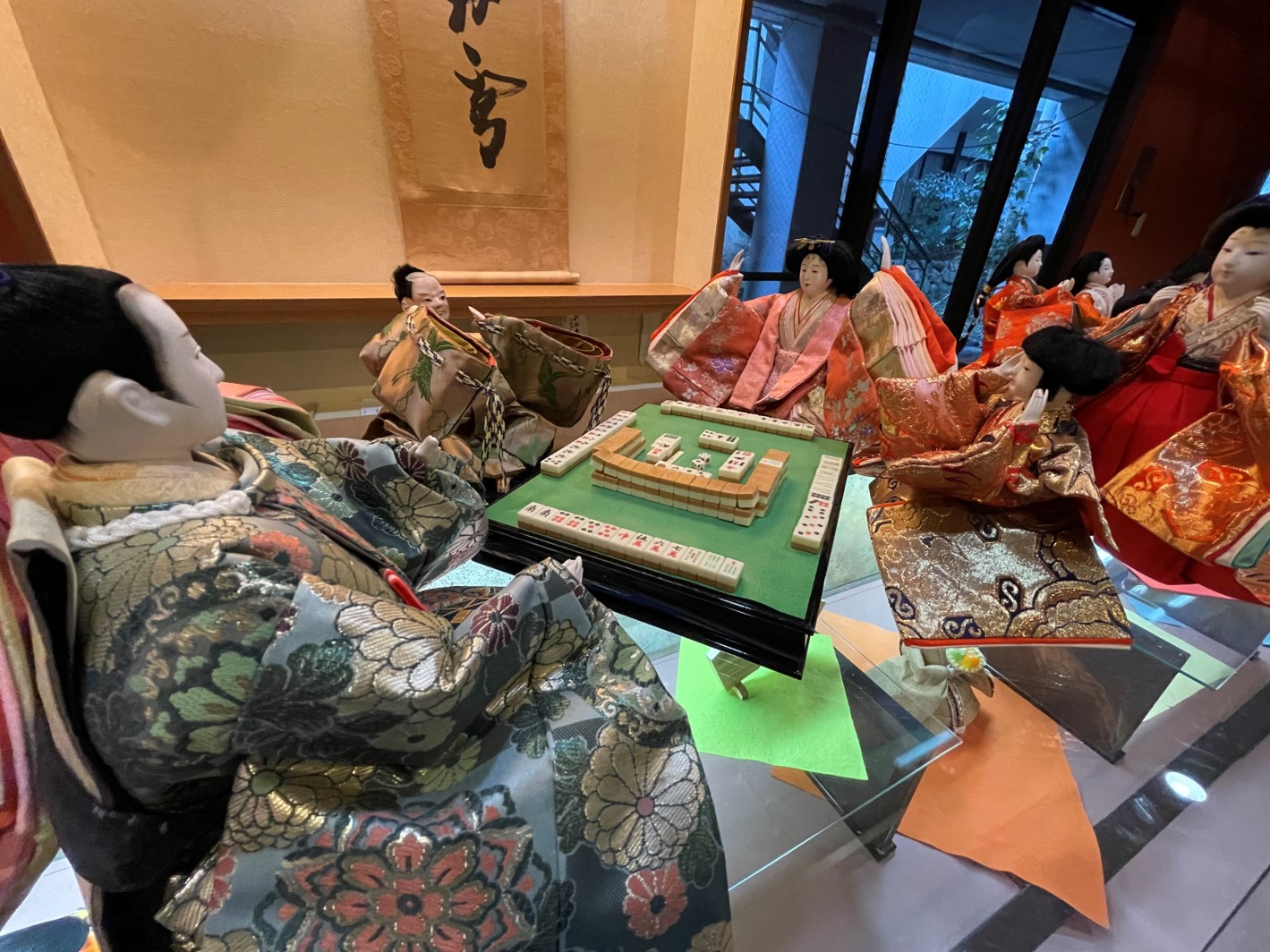 ▲雛人偶們一同搓起了麻將,趣味性十足不禁令人會心一笑。 圖:郡上八幡飯店/提供