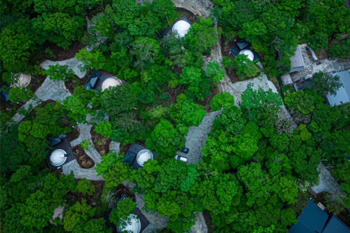 ▲「MOSS十里木CAMP RESORT」坐落於自然山林間，宛如精靈的居所。　圖：ブッキングリゾート／提供