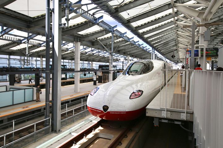 停靠於新長崎站月台的西九州新幹線海鷗號。    圖片提供：長崎縣觀光連盟
