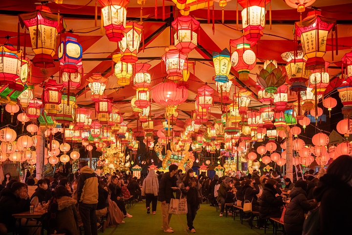 長崎燈會期間，市內各地掛起燈籠格外喜氣。