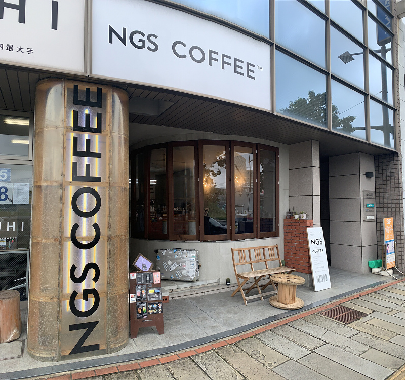 NGS COFFEE 外觀，店外的行李箱讓旅行氣氛更加濃厚。