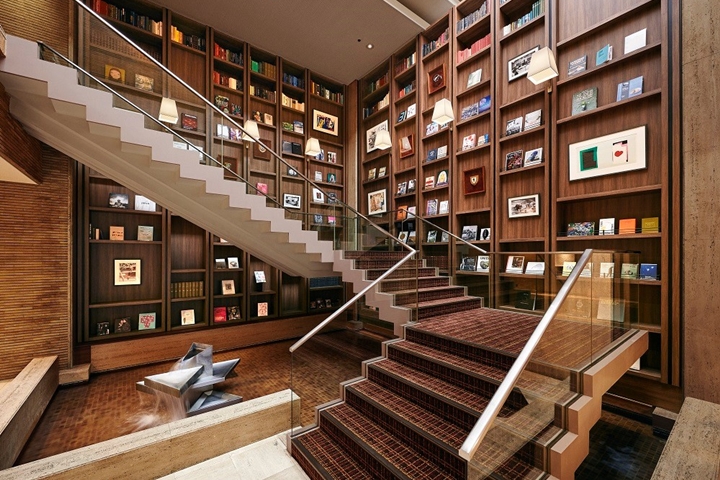 ▲擺滿書籍的中央大階梯，格調優雅彷若美術館的一隅。　圖：SHIBA PARK HOTEL／來源