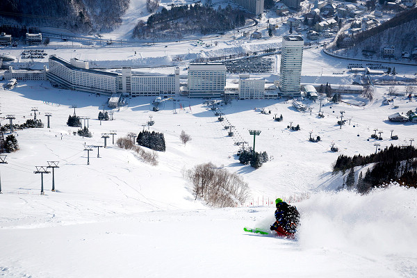 苗場山滑雪場標高差將近890公尺，從高處一路滑下極度暢快！