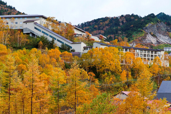 秋天的楓紅也是另一個不能錯過的絕景。