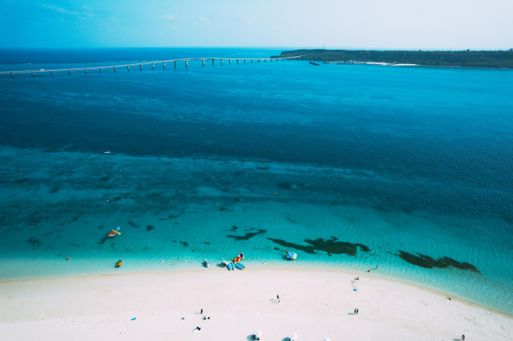 ▲那霸前濱海灘的海水清澈到可以看見水下細沙。　圖：ぱくたそ／提供