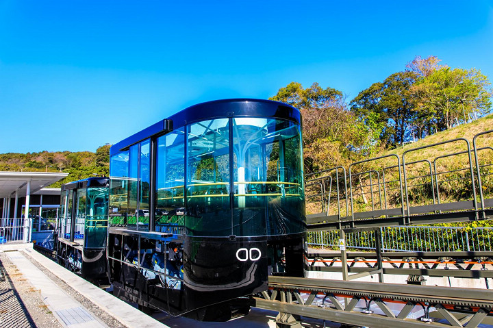 長崎稻佐山軌道車提供另一個上山賞夜景以及眺望長崎市風景的選擇。    圖片提供：長崎縣觀光連盟