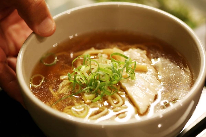 ▲醬油湯底，吃起來爽口不膩的「夜鳴蕎麥麵」。　圖：株式会社 共立メンテナンス／提供