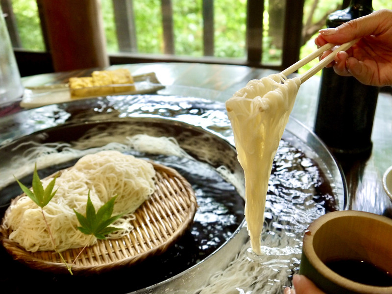 在山寺 邑居能品嘗到南島原的特產手工素麵，Q彈滑溜非常美味。