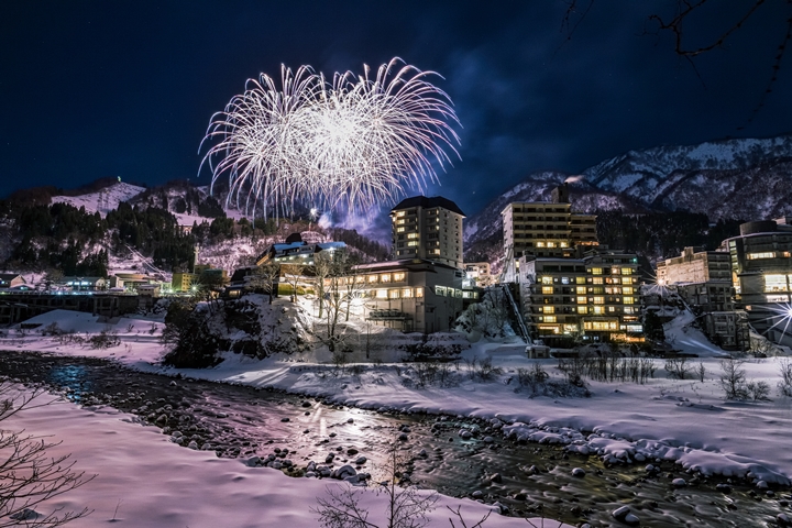 ▲推薦入住宇奈月溫泉，感受冬日雪景襯托下的夢幻煙火。　圖：越中新川觀光圈／提供