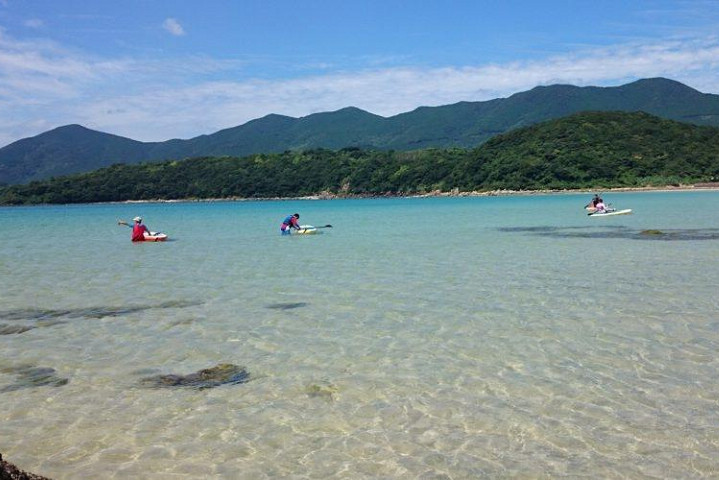 五島海水清澈，立槳彷彿漂浮於空中。