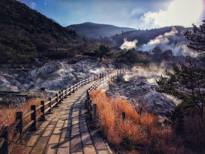 煙霧迷漫的雲仙地獄一景。    圖片提供：長崎縣觀光連盟