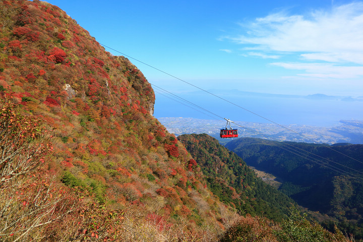 搭乘雲仙纜車可360度盡覽仁田嶺紅葉，遠眺有明海02    圖片提供：長崎縣觀光連盟