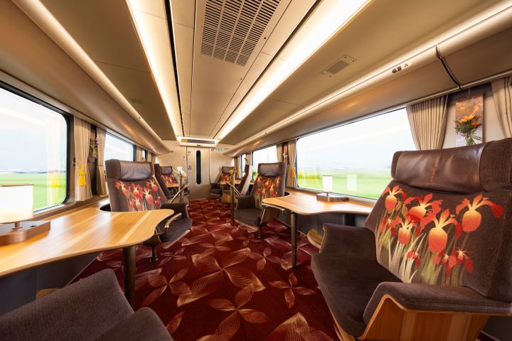 列車內裝配備有360度旋轉的獨立座椅與寬敞包廂。　圖：JR西日本台灣推廣事務所／提供