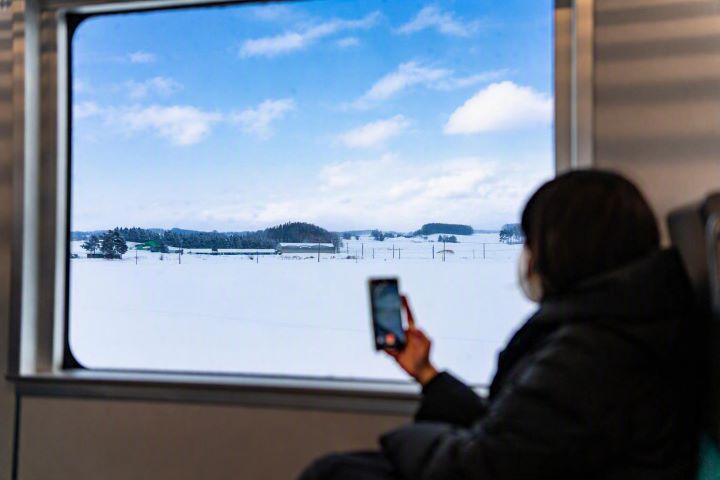 ▲旅客可在有暖氣的車廂內，欣賞車窗外銀白色雪景。  圖：JR北海道提供