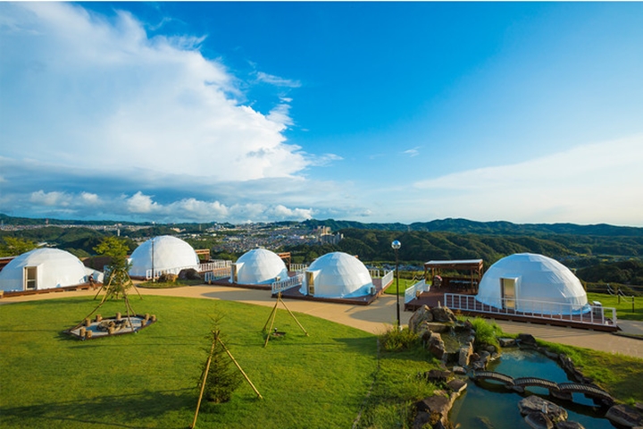 ▲「GLAMP DOME 神戶天空」提供豪華露營、溫泉、夜景等多種享受一次滿足。　圖：ブッキングリゾート／提供