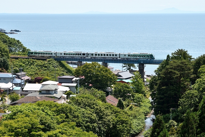  ▲前往能代籃球小城可搭乘奧羽本線五能線「Resort白神號」觀光列車。 圖：秋田白神觀光／提供