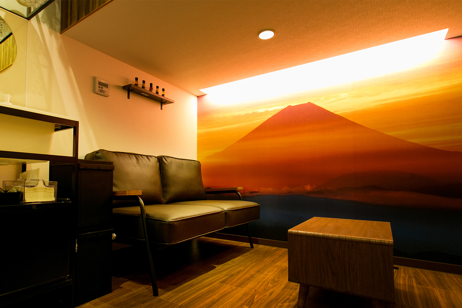 ▲迷你客廳的設計結合富士山、天空、櫻花等元素，每棟造型都不太相同。　圖：ムーンライトヴィラ河口湖大橋／提供